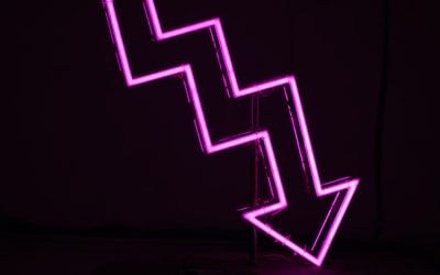粉红箭头霓虹灯标志